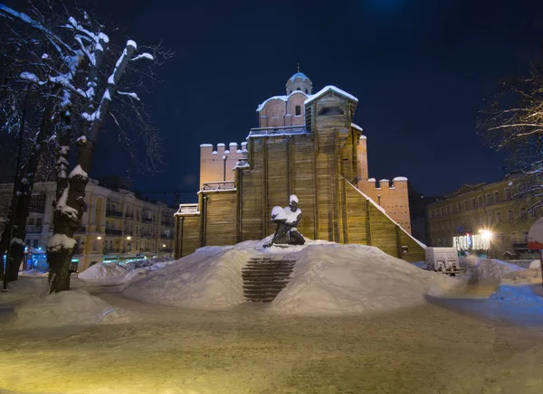 Portas Douradas e Yaroslav o monumento Sábio no inverno — Fotografia de Stock