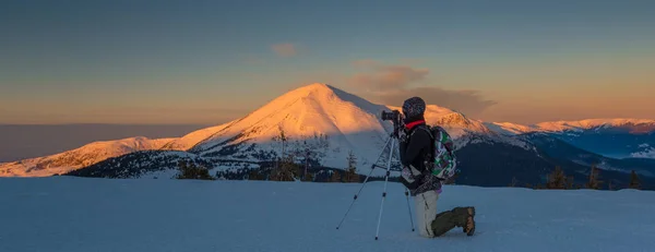 Mulher-fotógrafo faz foto paisagem inverno — Fotografia de Stock