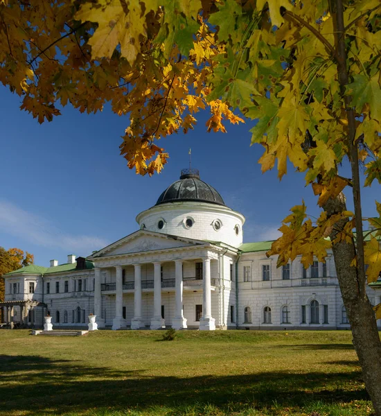 Palacio de Kachanivka es el mejor en otoño —  Fotos de Stock