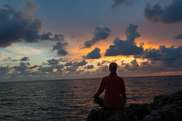 日没は瞑想のための良い時間です。 — ストック写真