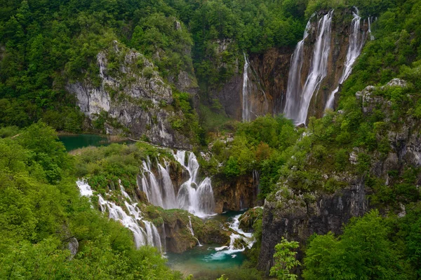 Waterfall arrangement in Plitvice Lakes Park — Stock Photo, Image