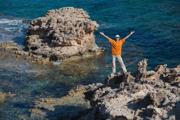 Tourist on rock between sea — Stock Photo, Image