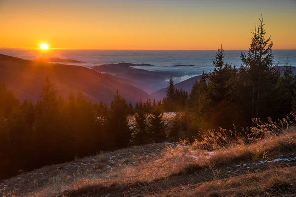 El sol de la mañana penetra la niebla e ilumina montañas y nubes — Foto de Stock