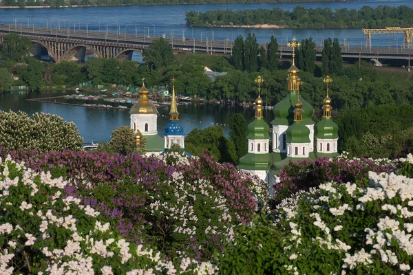 Monastère de Vydubychi en fleurs lilas — Photo