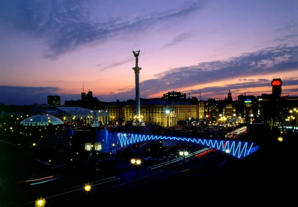 Monumento a Nezalezhnosti contra el hermoso cielo nocturno —  Fotos de Stock