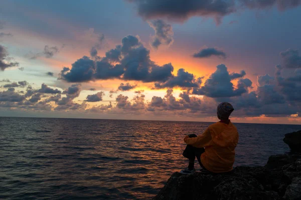 Sundown contemplatie is goed voor gezondheid. — Stockfoto