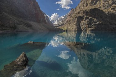 Gökyüzü yansıması ile Blue mountains Gölü