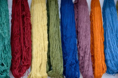 Multicilored wool fibers_