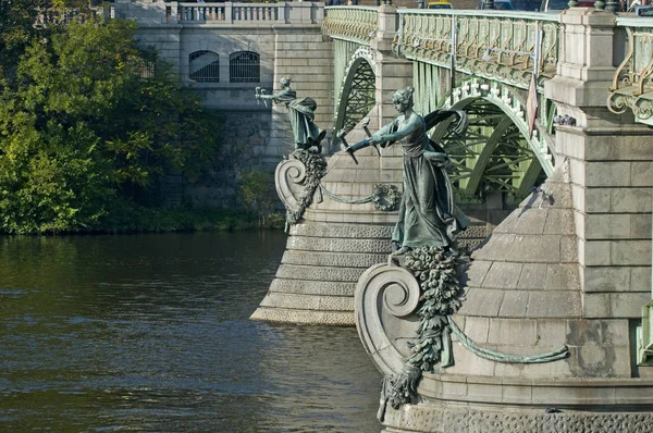 Brug met vrouwen sculpturen in Praag — Stockfoto