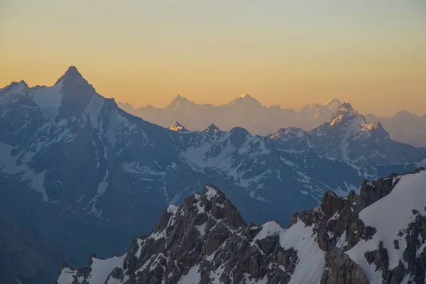 Высокие горы на восходе солнца — стоковое фото
