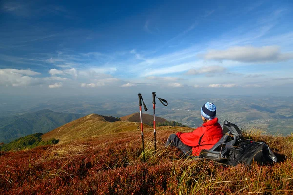 Turista olhando para a paisagem — Fotografia de Stock