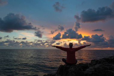 Gün batımında Yoga