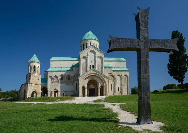 Catedral de Bagrati contra fundo céu azul — Fotografia de Stock