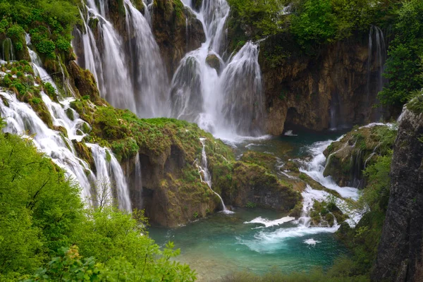 Massiver Wasserfall zwischen üppigem Laub — Stockfoto