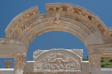 Ephesus kalıntılar mavi gökyüzü arka plan