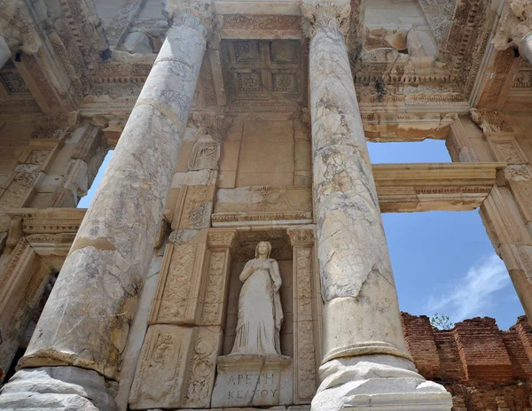 Ephesus harabelerde Celsus Kütüphanesi — Stok fotoğraf