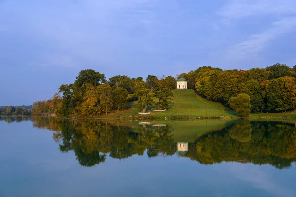 Herfst park met lake en paviljoen — Stockfoto