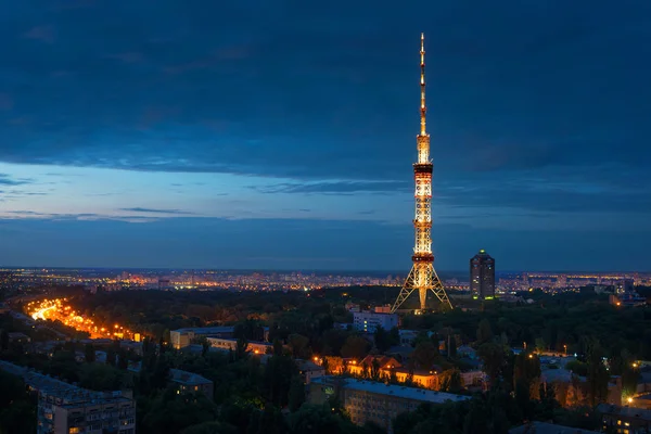 Torre de televisión contra paisaje urbano nocturno - Kiev — Foto de Stock