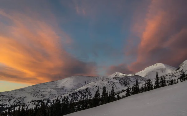 明るい白い山雲 — ストック写真