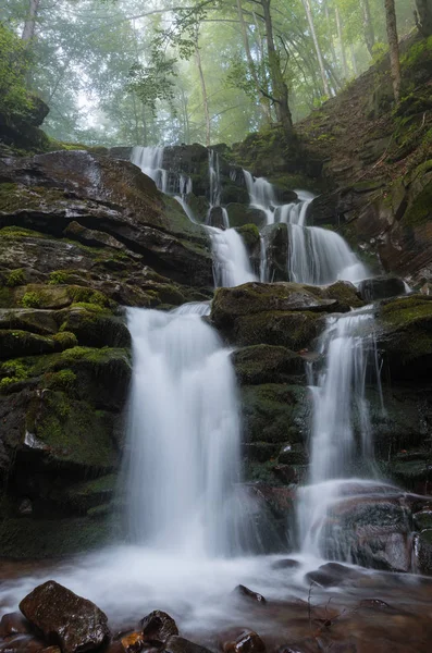 Cachoeira de Shypit nas montanhas dos Cárpatos — Fotografia de Stock