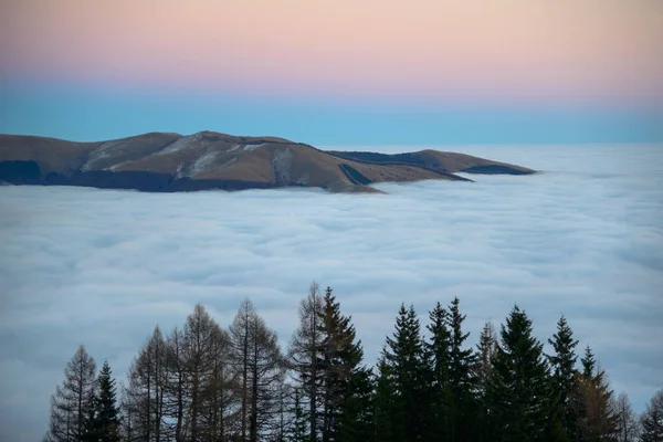 Bulutlu Vadisi üzerinden günbatımı — Stok fotoğraf