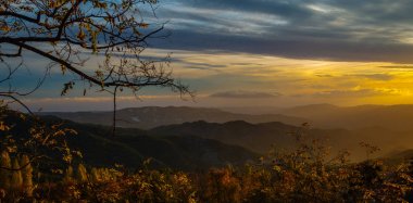 Troodos Dağları'nda parlak günbatımı