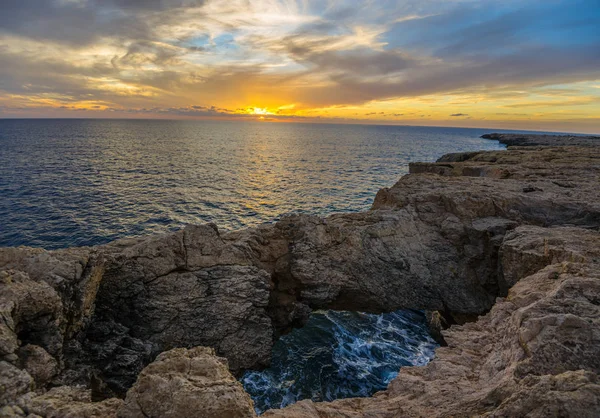 Zonsondergang, zee en rotsen — Stockfoto