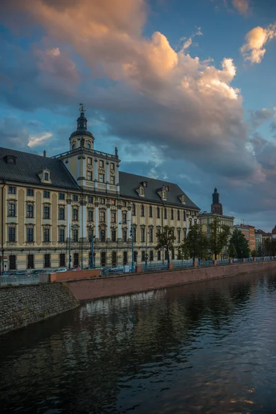 Vratislavské univerzity krásná obloha pozadí — Stock fotografie