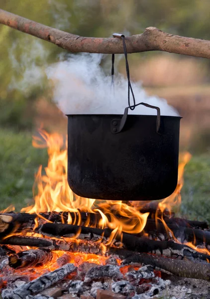 Cooking at campfire_ — Stock fotografie