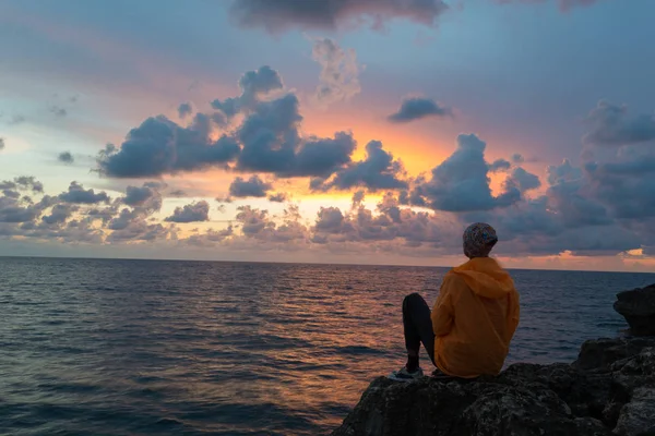 Puesta de sol sobre la contemplación del mar —  Fotos de Stock