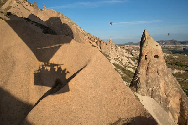 Hot-air balloon flying in Cappadocia — Stock Photo, Image