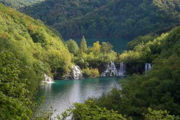 Waterfalls and lakes among green mountains — Stock Photo, Image