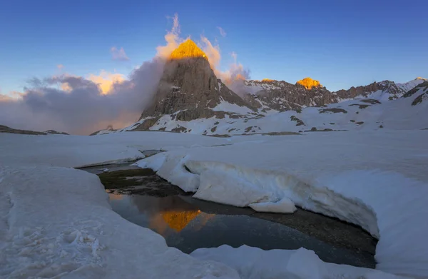 Sunlit peak among snow area — Stock Photo, Image