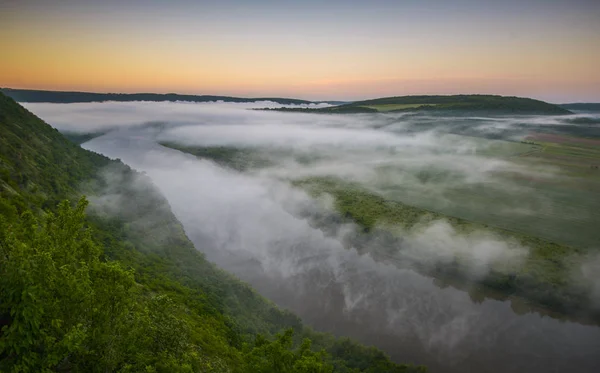 Nehir ve sis ile sabah sahne — Stok fotoğraf