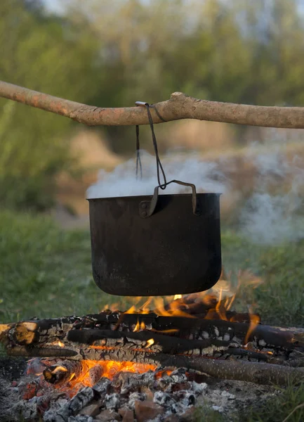 Panela preta sobre fogo — Fotografia de Stock