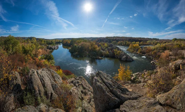 Zobacz na rzeka skały _ jesienią — Zdjęcie stockowe