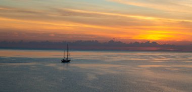 Yaht siluet sunrice sahne karşı