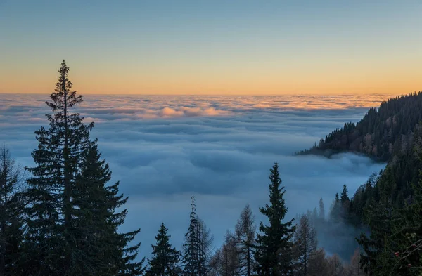 Wolken als Meer in den Bergen — Stockfoto