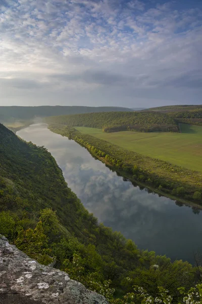 Landschaft mit Fluss, Himmel und Spiegelung — Stockfoto