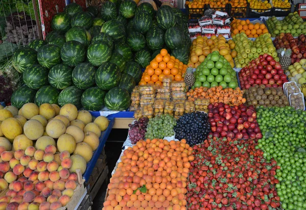 Venda de frutas fora — Fotografia de Stock