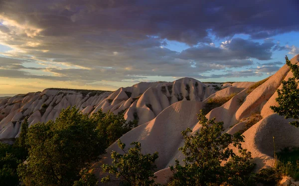 Rochers et nuages éclairés - belle Cappadoce — Photo