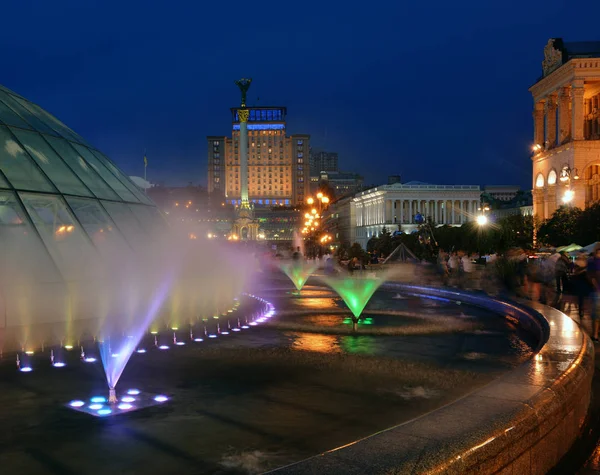 Szökőkutak Maidan Nezalezhnosti tér-este — Stock Fotó