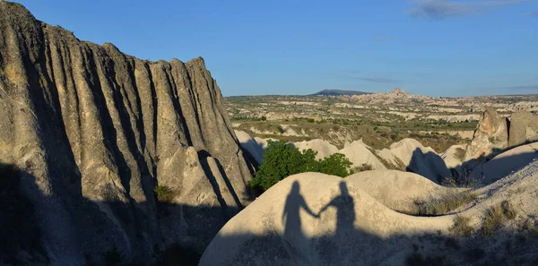 Dos personas sombrean en roca — Foto de Stock