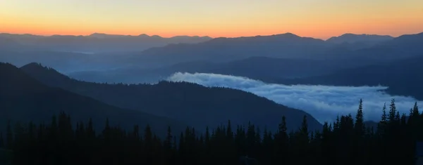 Panorama - escena del amanecer en las montañas — Foto de Stock