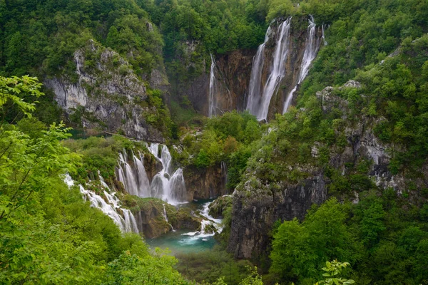 Massive waterfall among lush foliage — Stock Photo, Image