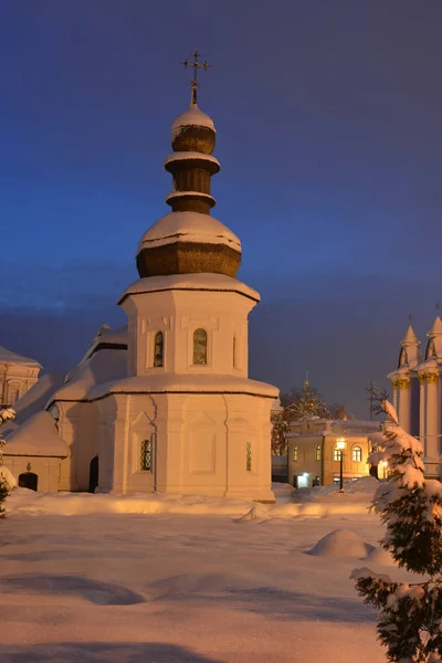 Arany-kupolás kolostor Szent Mihály-templom — Stock Fotó