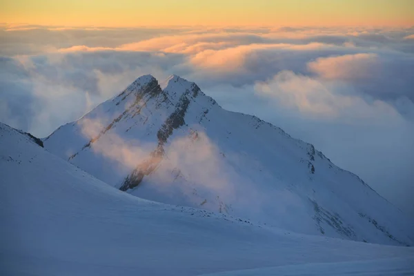 Утренние облака в горах — стоковое фото