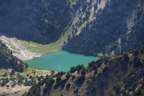 Лазурное озеро в окружении гор — стоковое фото