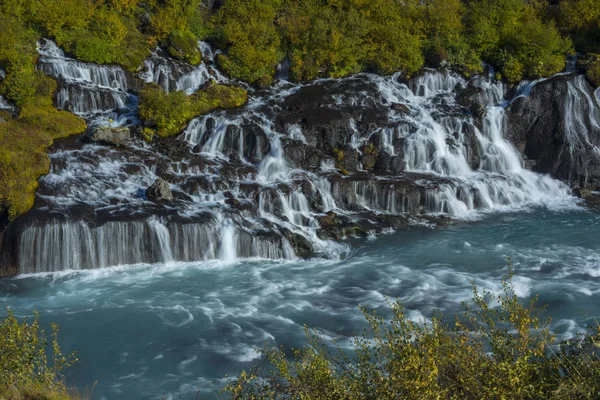 Cascata tra fogliame autunnale — Foto Stock