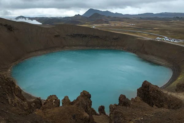 Cratere con lago blu — Foto Stock
